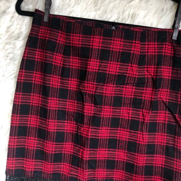 NWT Tobi Dark Academia Red & Black Plaid Midi Crochet Lace Hem Sheath Skirt - Picture 4 of 8